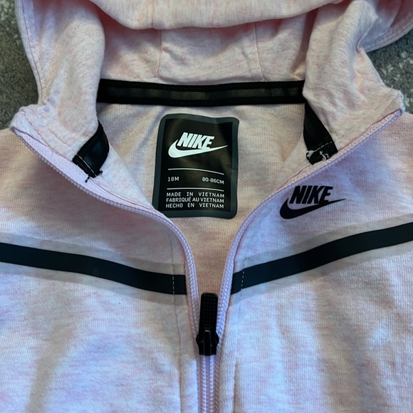 Pink Nike tech jogger outfit - Picture 3 of 7